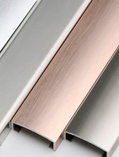 AV Bordűr díszítőprofil szálcsiszolt vörösréz színű 25x7x2700 mm alumínium díszcsík burkolóprofil