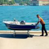 Extra teherbírású jetski és kajak szállítókocsi 590 kg kapacitással – állítható döntésszögű, filcborítású hajószállító állvány fékezhető kerekekkel és acélvázzal