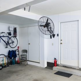   Ipari vízpermetes fali pára ventilátor 61,6 cm átmérővel – 7000 CFM légszállítás, 3 sebességfokozat, IP44 vízálló, oszcilláló funkcióval kültérre és beltérre