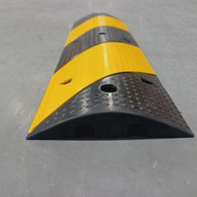   Fekvőrendőr és kábelátvezető 60 mm magas, 300 mm széles, 1000 mm hosszú köztes elem, 2 db kábelcsatornával forgalom lassító küszöb, B31