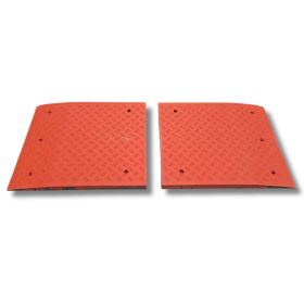   Forgalom lassító párna, fekvőrendőr  köztes elem, 65 mm magas, 900 mm széles, 750 mm hosszú, forgalom lassító küszöb B68 piros színben