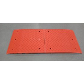   Forgalom lassító párna, fekvőrendőr  köztes elem, 65 mm magas, 900 mm széles, 750 mm hosszú, forgalom lassító küszöb B68 piros színben