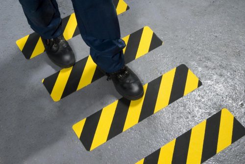 Fekete-sárga széles csúszásgátló csúszásmentesítő szalag 200 mm csíkos öntapadó időjárás álló ragasztós csík Méterenkénti ár