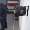 Automatikus fali kábeldob 15 méteres hosszabbítóval – 1000 W teljesítmény 1,5 mm² kábel, túlmelegedés-védelemmel, 180°-ban elforduló fali konzollal,