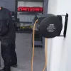Automatikus fali kábeldob 15 méteres hosszabbítóval – 1000 W teljesítmény 1,5 mm² kábel, túlmelegedés-védelemmel, 180°-ban elforduló fali konzollal,