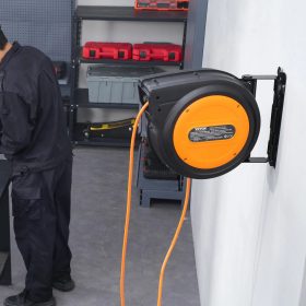   Fali automata ipari kábeldob 19 méteres hosszabbítóval – 1600 W teljesítmény 2,5 mm² kábel, 180°-ban forgatható fali konzol, IP-védett