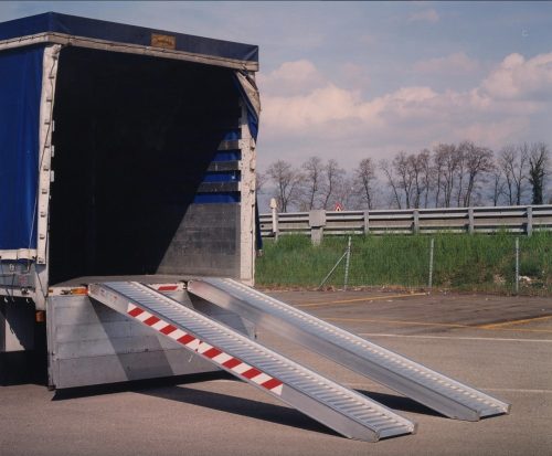 Perem nélküli mobil rámpa 180x35 cm 800 kg/db 1600 kg/pár teherbírás 1db  Hordozható teherautó ipari rámpa munkagép személyemelő kisgép traktor 