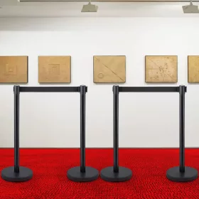   Kordon oszlop szett 4 db  fekete kivitel, kihúzható fekete szalagos kordon rendszer 2 m hosszú