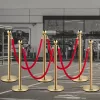 Kordon oszlop szett 6 db  rendezvény kordon arany kivitel, 4 db piros bársony kötéllel 1,5 m
