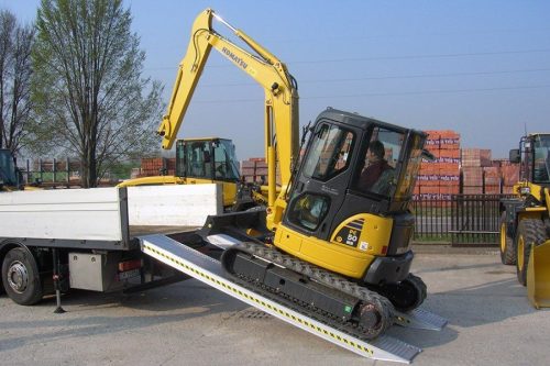 Ipari mobil rámpa 250 cm hossz. Teherbírás a tengelytáv függvényében 2500-18000 kg. Hordozható teherrámpa. Más méret kérésre lehetséges. Rámpa autó, gépkocsi munkagép traktor 