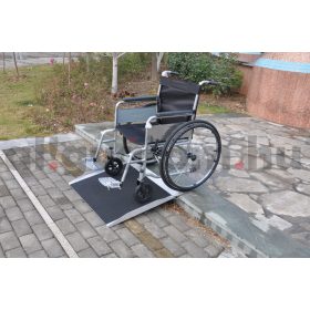   122 cm hosszú, akadálymentes mobil rámpa 270 kg teherbírás felhajtó tolókocsi kerekesszék részére, nem összecsukható