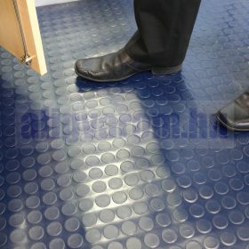   PVC pöttyös gumiszőnyeg kék 120 cm széles 10 m hosszú 2,5 mm vastag Az ár méterenkénti árat jelöl! 