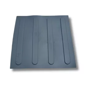  Taktilis útburkolati vezető elem vakok és gyengénlátók részére, szürke PVC-ből, 300x300x0,7 mm-es lap. M01 csík 