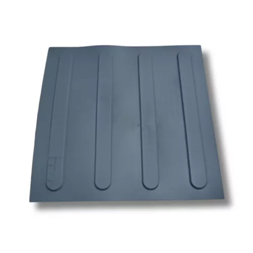 Taktilis útburkolati vezető elem vakok és gyengénlátók részére, szürke PVC-ből, 300x300x5 mm-es lap. M01 csík